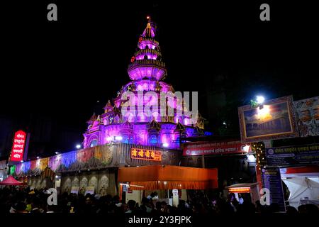 13. September 2024, Pune, Maharashtra, Indien, Eine riesige Menschenmenge versammelt sich, um die große Nachbildung des Himachal Jatoli Shiva Tempels zu erleben, die von den Dagdusheth geschaffen wurde Stockfoto