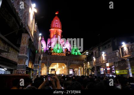 13. September 2024, Pune, Maharashtra, Indien, Eine riesige Menschenmenge versammelt sich, um die große Nachbildung des Himachal Jatoli Shiva Tempels zu erleben, die von den Dagdusheth geschaffen wurde Stockfoto