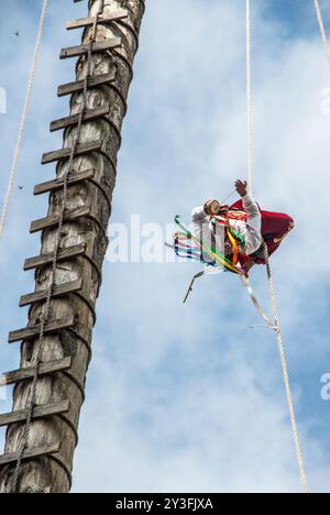 Die rituelle Zeremonie der Voladores ist ein Tanz, der mit Fruchtbarkeit verbunden ist, der von verschiedenen ethnischen Gruppen in Mexiko und Zentralamerika durchgeführt wird Stockfoto