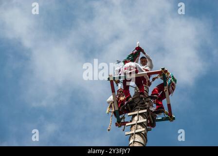 Die rituelle Zeremonie der Voladores ist ein Tanz, der mit Fruchtbarkeit verbunden ist, der von verschiedenen ethnischen Gruppen in Mexiko und Zentralamerika durchgeführt wird Stockfoto