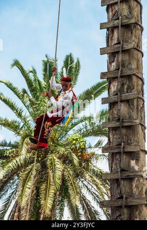 Die rituelle Zeremonie der Voladores ist ein Tanz, der mit Fruchtbarkeit verbunden ist, der von verschiedenen ethnischen Gruppen in Mexiko und Zentralamerika durchgeführt wird Stockfoto