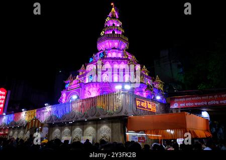 13. September 2024, Pune, Maharashtra, Indien, Eine riesige Menschenmenge versammelt sich, um die große Nachbildung des Himachal Jatoli Shiva Tempels zu erleben, die von den Dagdusheth geschaffen wurde Stockfoto