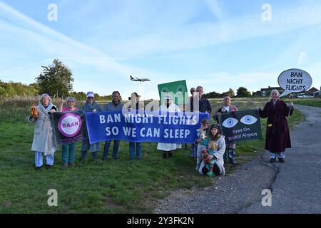 An einem sonnigen, kalten Abend protestierten Einheimische in Pyjams und warme Nachtkleidung, mit Bannern, die Nachtflüge verboten, damit wir schlafen können. Bildnachweis Robert Timoney/Alamy/Live/News Stockfoto