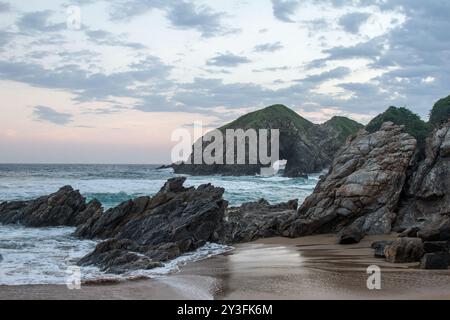 Zipolite ist ein ruhiges Strandresort an der Pazifikküste Mexikos im Bundesstaat Oaxaca. Sein langer Strand erstreckt sich zwischen felsigen Landzungen und ist bekannt Stockfoto