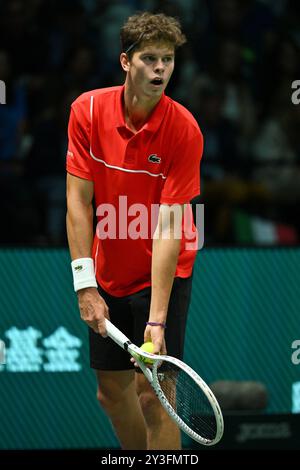 Alexander Blockx (BEL) im Einsatz beim Davis Cup Finals Group Stage Stage Bologna 2024 in der Unipol Arena am 13. September 2024 in Bologna, Italien. Stockfoto