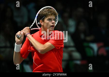 Alexander Blockx (BEL) im Einsatz beim Davis Cup Finals Group Stage Stage Bologna 2024 in der Unipol Arena am 13. September 2024 in Bologna, Italien. Stockfoto