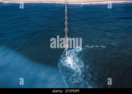 Blick aus der Vogelperspektive auf das blaue Meer und eine Kläranlage auf dem Meer Stockfoto