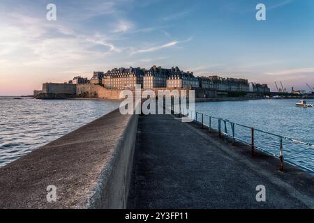 Blick vom Pier von Saint-Malo bei Sonnenuntergang, Saint-Malo, Bretagne, Frankreich Stockfoto
