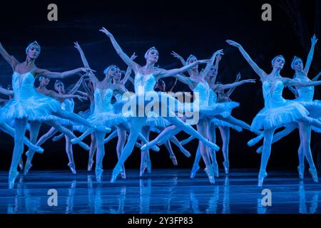 Das State Ballet of Georgia spielt eine aufwendige Inszenierung des Schwanensees im London Coliseum Stockfoto