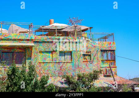 „Color Hunter“, Sam Halabys Kindheitshaus in Daliyat al-Karmel, verwandelte sich in Kunstwerke mit Farbspritzern, die die Ausstellung House of Colors erschufen Stockfoto