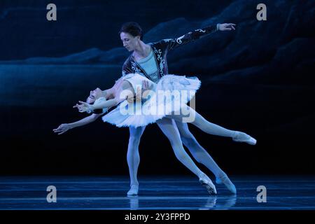 Das State Ballet of Georgia spielt eine aufwendige Inszenierung des Schwanensees im London Coliseum Stockfoto