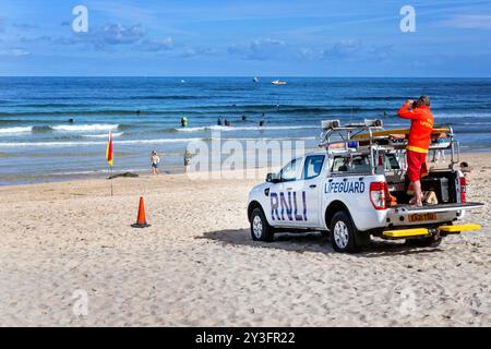 RNLI Rettungsschwimmer arbeiten am St. Ives Beach Cornwall UK Stockfoto