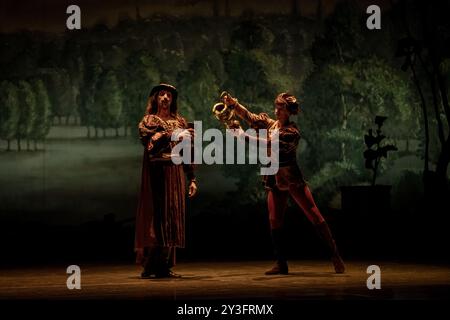 Das State Ballet of Georgia spielt eine aufwendige Inszenierung des Schwanensees im London Coliseum Stockfoto