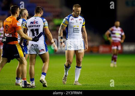 Leeds Rhinos' Mikolaj Oledzki (rechts) steht während des Spiels der Betfred Super League im Brick Community Stadium in Wigan. Bilddatum: Freitag, 13. September 2024. Stockfoto