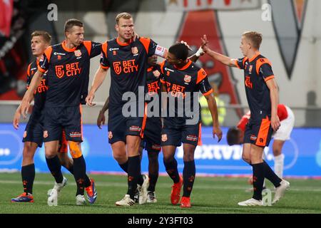 Maastricht, Niederlande. September 2024. MAASTRICHT, NIEDERLANDE - 13. SEPTEMBER: Henk Veerman vom FC Volendam feiert sein Tor mit Robert M?hren vom FC Volendam während des Spiels MVV Maastricht zwischen dem FC Volendam am 13. September 2024 in de Geusselt in Maastricht, Niederlande. (Foto von Orange Pictures/Orange Pictures) Credit: dpa/Alamy Live News Stockfoto