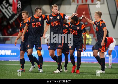 Maastricht, Niederlande. September 2024. MAASTRICHT, NIEDERLANDE - 13. SEPTEMBER: Henk Veerman vom FC Volendam feiert sein Tor mit Robert M?hren vom FC Volendam während des Spiels MVV Maastricht zwischen dem FC Volendam am 13. September 2024 in de Geusselt in Maastricht, Niederlande. (Foto von Orange Pictures/Orange Pictures) Credit: dpa/Alamy Live News Stockfoto