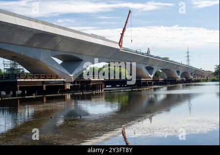 Harefield, Großbritannien. September 2024. Das HS2 High Speed Rail Colne Valley Viaduct in Harefield. Das letzte Decksegment wurde letzte Woche installiert. Das Colne Valley Viaduct erstreckt sich über mehr als 3,4 km über eine Reihe von Seen und Wasserstraßen zwischen Hillingdon und der M25 am nordwestlichen Stadtrand von London. Sie ist die längste Eisenbahnbrücke Großbritanniens und fast einen Kilometer länger als die Forth Bridge in Schottland. BBC One's Panorama, HS2: The Railway With With With With Wate Milliarden, wird am Montag, den 16. September, um 20:00 Uhr ausgestrahlt. Quelle: Maureen McLean/Alamy Live News Stockfoto