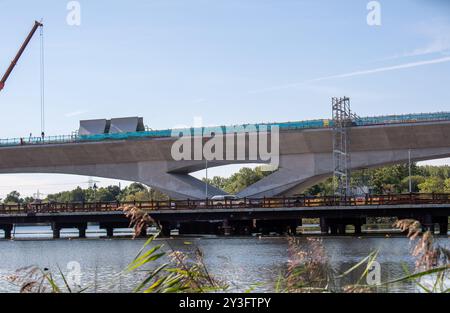 Harefield, Großbritannien. September 2024. Das HS2 High Speed Rail Colne Valley Viaduct in Harefield. Das letzte Decksegment wurde letzte Woche installiert. Das Colne Valley Viaduct erstreckt sich über mehr als 3,4 km über eine Reihe von Seen und Wasserstraßen zwischen Hillingdon und der M25 am nordwestlichen Stadtrand von London. Sie ist die längste Eisenbahnbrücke Großbritanniens und fast einen Kilometer länger als die Forth Bridge in Schottland. BBC One's Panorama, HS2: The Railway With With With With Wate Milliarden, wird am Montag, den 16. September, um 20:00 Uhr ausgestrahlt. Quelle: Maureen McLean/Alamy Live News Stockfoto