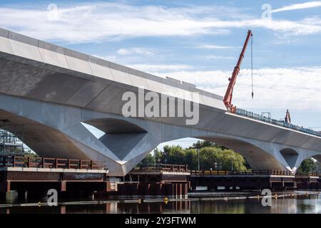 Harefield, Großbritannien. September 2024. Das HS2 High Speed Rail Colne Valley Viaduct in Harefield. Das letzte Decksegment wurde letzte Woche installiert. Das Colne Valley Viaduct erstreckt sich über mehr als 3,4 km über eine Reihe von Seen und Wasserstraßen zwischen Hillingdon und der M25 am nordwestlichen Stadtrand von London. Sie ist die längste Eisenbahnbrücke Großbritanniens und fast einen Kilometer länger als die Forth Bridge in Schottland. BBC One's Panorama, HS2: The Railway With With With With Wate Milliarden, wird am Montag, den 16. September, um 20:00 Uhr ausgestrahlt. Quelle: Maureen McLean/Alamy Live News Stockfoto