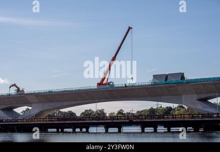 Harefield, Großbritannien. September 2024. Das HS2 High Speed Rail Colne Valley Viaduct in Harefield. Das letzte Decksegment wurde letzte Woche installiert. Das Colne Valley Viaduct erstreckt sich über mehr als 3,4 km über eine Reihe von Seen und Wasserstraßen zwischen Hillingdon und der M25 am nordwestlichen Stadtrand von London. Sie ist die längste Eisenbahnbrücke Großbritanniens und fast einen Kilometer länger als die Forth Bridge in Schottland. BBC One's Panorama, HS2: The Railway With With With With Wate Milliarden, wird am Montag, den 16. September, um 20:00 Uhr ausgestrahlt. Quelle: Maureen McLean/Alamy Live News Stockfoto