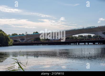 Harefield, Großbritannien. September 2024. Das HS2 High Speed Rail Colne Valley Viaduct in Harefield. Das letzte Decksegment wurde letzte Woche installiert. Das Colne Valley Viaduct erstreckt sich über mehr als 3,4 km über eine Reihe von Seen und Wasserstraßen zwischen Hillingdon und der M25 am nordwestlichen Stadtrand von London. Sie ist die längste Eisenbahnbrücke Großbritanniens und fast einen Kilometer länger als die Forth Bridge in Schottland. BBC One's Panorama, HS2: The Railway With With With With Wate Milliarden, wird am Montag, den 16. September, um 20:00 Uhr ausgestrahlt. Quelle: Maureen McLean/Alamy Live News Stockfoto