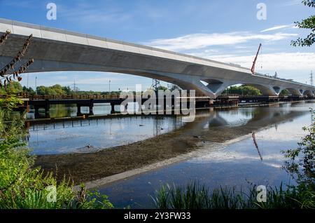 Harefield, Großbritannien. September 2024. Das HS2 High Speed Rail Colne Valley Viaduct in Harefield. Das letzte Decksegment wurde letzte Woche installiert. Das Colne Valley Viaduct erstreckt sich über mehr als 3,4 km über eine Reihe von Seen und Wasserstraßen zwischen Hillingdon und der M25 am nordwestlichen Stadtrand von London. Sie ist die längste Eisenbahnbrücke Großbritanniens und fast einen Kilometer länger als die Forth Bridge in Schottland. BBC One's Panorama, HS2: The Railway With With With With Wate Milliarden, wird am Montag, den 16. September, um 20:00 Uhr ausgestrahlt. Quelle: Maureen McLean/Alamy Live News Stockfoto