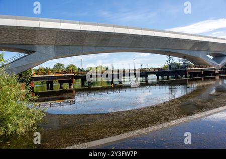 Harefield, Großbritannien. September 2024. Das HS2 High Speed Rail Colne Valley Viaduct in Harefield. Das letzte Decksegment wurde letzte Woche installiert. Das Colne Valley Viaduct erstreckt sich über mehr als 3,4 km über eine Reihe von Seen und Wasserstraßen zwischen Hillingdon und der M25 am nordwestlichen Stadtrand von London. Sie ist die längste Eisenbahnbrücke Großbritanniens und fast einen Kilometer länger als die Forth Bridge in Schottland. BBC One's Panorama, HS2: The Railway With With With With Wate Milliarden, wird am Montag, den 16. September, um 20:00 Uhr ausgestrahlt. Quelle: Maureen McLean/Alamy Live News Stockfoto