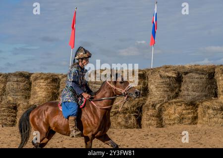 Der irische Bogenschütze auf dem Pferd beim traditionellen kasachischen Bogenschießen-Sportwettbewerb während der World Nomad Games in Astana, Kasachstan. Stockfoto