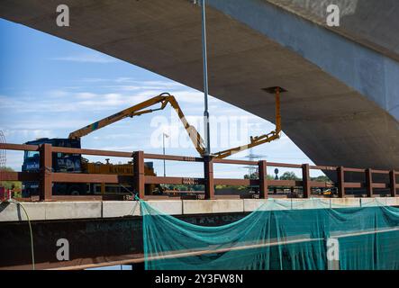 Harefield, Großbritannien. September 2024. Das HS2 High Speed Rail Colne Valley Viaduct in Harefield. Das letzte Decksegment wurde letzte Woche installiert. Das Colne Valley Viaduct erstreckt sich über mehr als 3,4 km über eine Reihe von Seen und Wasserstraßen zwischen Hillingdon und der M25 am nordwestlichen Stadtrand von London. Sie ist die längste Eisenbahnbrücke Großbritanniens und fast einen Kilometer länger als die Forth Bridge in Schottland. BBC One's Panorama, HS2: The Railway With With With With Wate Milliarden, wird am Montag, den 16. September, um 20:00 Uhr ausgestrahlt. Quelle: Maureen McLean/Alamy Live News Stockfoto