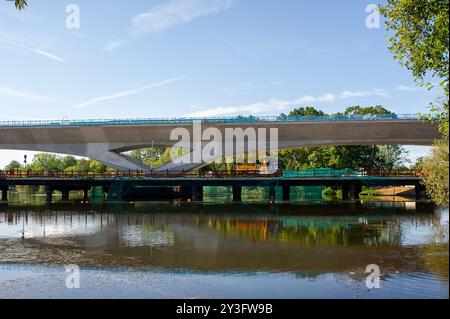 Harefield, Großbritannien. September 2024. Das HS2 High Speed Rail Colne Valley Viaduct in Harefield. Das letzte Decksegment wurde letzte Woche installiert. Das Colne Valley Viaduct erstreckt sich über mehr als 3,4 km über eine Reihe von Seen und Wasserstraßen zwischen Hillingdon und der M25 am nordwestlichen Stadtrand von London. Sie ist die längste Eisenbahnbrücke Großbritanniens und fast einen Kilometer länger als die Forth Bridge in Schottland. BBC One's Panorama, HS2: The Railway With With With With Wate Milliarden, wird am Montag, den 16. September, um 20:00 Uhr ausgestrahlt. Quelle: Maureen McLean/Alamy Live News Stockfoto