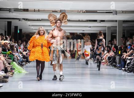 Jo Wood (links) auf dem Laufsteg während der Vin + Omi Show im Kensington Building, London, während der London Fashion Week. Bilddatum: Freitag, 13. September 2024. Stockfoto