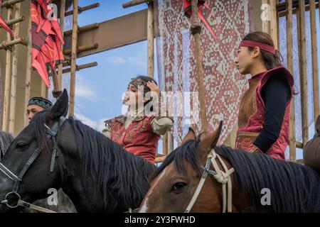 Die berittenen kasachischen Frauen auf den Pferden, in traditioneller kasachischer Nomadenkleidung während der World Nomad Games in Astana, Kasachstan, Zentralasien. Stockfoto