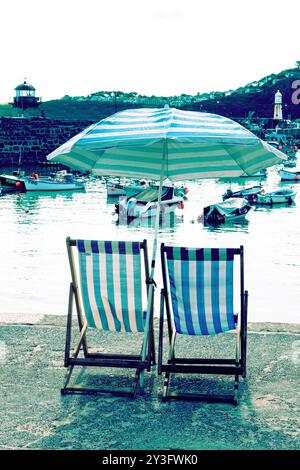 Liegestühle am Hafen von St Ives Cornwall UK Stockfoto