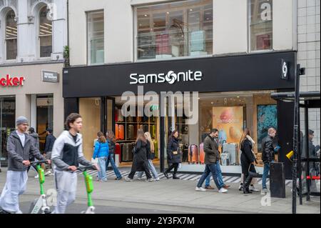 London, Großbritannien - 23. März 2024: Samsonite-Ladenfront in London. Samsonite International S.A. ist ein Gepäckhersteller und -Händler. Stockfoto