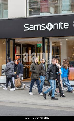 London, Großbritannien - 23. März 2024: Samsonite-Ladenfront in London. Samsonite International S.A. ist ein Gepäckhersteller und -Händler. Stockfoto