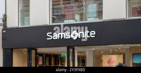 London, Großbritannien - 23. März 2024: Samsonite-Ladenfront in London. Samsonite International S.A. ist ein Gepäckhersteller und -Händler. Stockfoto