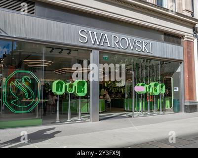 London, UK - 23. März 2024: Swarovski-Laden in der Oxford Street in London. Swarovski ist ein österreichischer Glasproduzent mit Sitz in Wattens in Tirol. Stockfoto