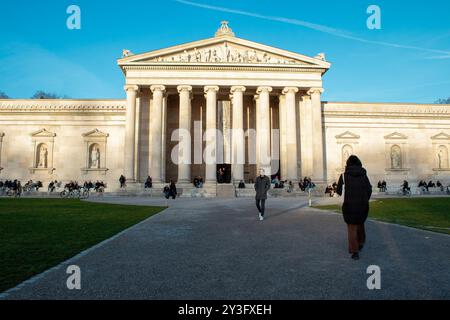 München, 17. Dezember 2023: Die Pinakothek ist ein berühmtes Museum in München. Stockfoto