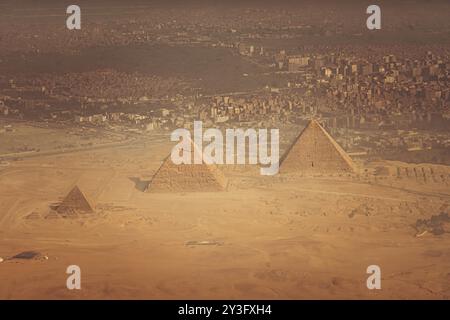 Die ägyptische Pyramide von Gizeh mit den Stadtvierteln von Gizeh und Kairo ist im Hintergrund zu sehen. Stockfoto