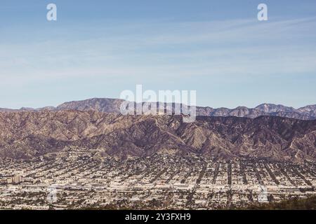 Die Stadt Burbank, eine große Stadt im San Fernando Valley in der Nähe von Los-Angeles, mit Straßen und Gebäuden, USA. Stockfoto