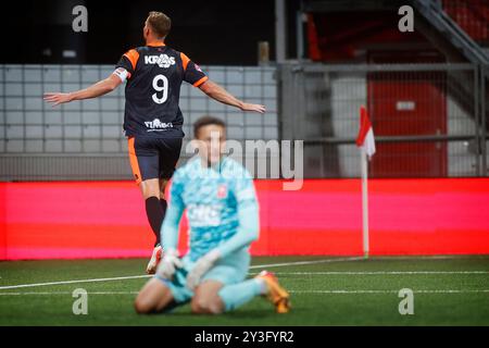 Maastricht, Niederlande. September 2024. MAASTRICHT, NIEDERLANDE - 13. SEPTEMBER: Henk Veerman vom FC Volendam feiert sein Tor während des Spiels MVV Maastricht zwischen dem FC Volendam am 13. September 2024 in de Geusselt in Maastricht, Niederlande. (Foto von Orange Pictures/Orange Pictures) Credit: dpa/Alamy Live News Stockfoto