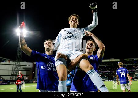 Den Bosch, Niederlande. September 2024. DEN BOSCH, NIEDERLANDE - 13. SEPTEMBER: Torhüter Tjemme Bijlsma vom FC den Bosch, Spieler des FC den Bosch feiern den Sieg beim niederländischen Keuken Kampioen Divisie Spiel zwischen dem FC den Bosch und ADO den Haag am 13. September 2024 im Stadion de Vliert in den Bosch, Niederlande. (Foto: Broer van den Boom/Orange Pictures) Credit: Orange Pics BV/Alamy Live News Stockfoto