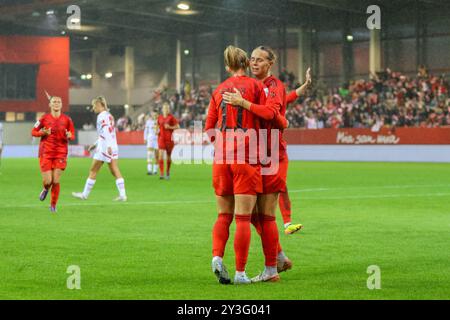 Torjubel zum Tor zum 6:2 durch Lea Schueller (FC Bayern München, 11), mit Klara Buehl (FC Bayern München, 17), FC Bayern München gegen RB Leipzig, Fussball, Google Pixel Frauen-Bundesliga, 2. Spieltag, Saison 2024/25, 13.09.2024, DFB-VORSCHRIFTEN VERBIETEN JEDE VERWENDUNG VON FOTOGRAFIEN ALS BILDSEQUENZEN, Foto: Eibner-Pressefoto/Jenni Maul Stockfoto