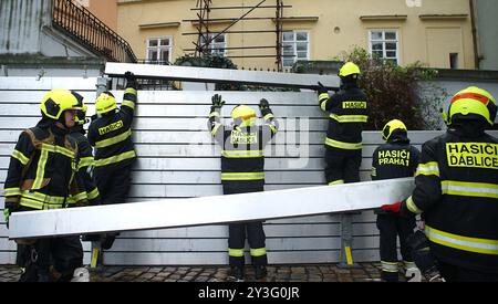 Prag, Tschechische Republik. September 2024. Feuerwehrleute errichten am 13. September 2024 eine Hochwasserbarriere entlang der Moldau in Prag, Tschechische Republik. Die Tschechische Republik bereitet sich auf mögliche größere Überschwemmungen vor, nachdem Meteorologen in den nächsten Tagen eine extreme Hochwasserwarnung auf den größten Teil des Landes ausgeweitet haben. Quelle: Dana Kesnerova/Xinhua/Alamy Live News Stockfoto