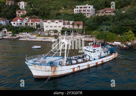 Luftaufnahme auf dem alten Schiff in der Bucht von Kotor, Montenegro Stockfoto