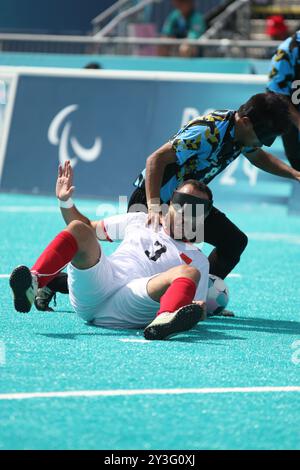 Der marokkanische Houssam GHILLI wird bei den Paralympischen Spielen 2024 in Paris von Osvaldo FERNANDEZ aus Argentinien im Gruppenspiel der Blind Football-Gruppe - Vorrunde der Männer Marokko gegen Argentinien angegriffen. Stockfoto