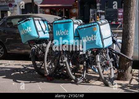 07.09.2024, Berlin, Deutschland, Europa - geparkte Fahrräder mit Thermoboxen des Wolt Food Delivery Service in Berlin-Charlottenburg. Stockfoto