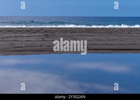 Kanarische Inseln, Teneriffa, Reflexion der Wolken im blauen Wasser des Atlantischen Ozeans, ruhige Wasseroberfläche Stockfoto