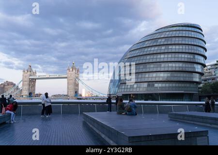 London, Großbritannien. September 2024. Wetter in Großbritannien. Sonnenuntergang über der Tower Bridge mit Dockland im Hintergrund. England Vereinigtes Königreich . Quelle: Glosszoom/Alamy Live News Stockfoto