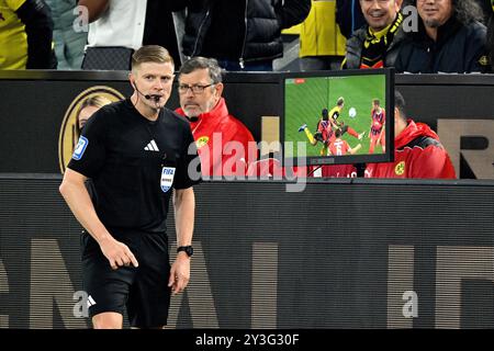 DORTMUND - Schiedsrichter Robert Schroder beim Bundesliga-Spiel zwischen Borussia Dortmund und 1.FC Heideheim 1846 im Signal Iduna Park am 13. September 2024 in Dortmund. ANP | Hollandse Hoogte | GERRIT VAN KEULEN Stockfoto